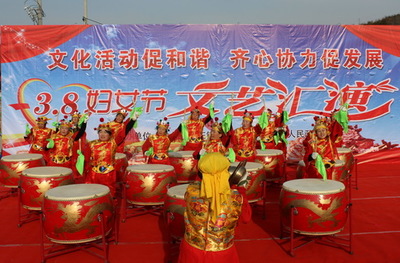 牟平區(qū)王格莊舉辦“三八”國(guó)際婦女節(jié)文藝匯演，盡展新時(shí)代女性風(fēng)采