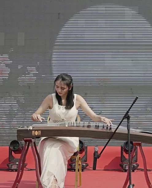 樂(lè)滿中秋經(jīng)典音樂(lè)會(huì)暨新都名優(yōu)產(chǎn)品展 雙節(jié)同慶，文旅融合奏響蓉城新篇章